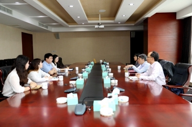 平湖市关工委主任邱其良莅临Z6官网纸业调研下一代工作