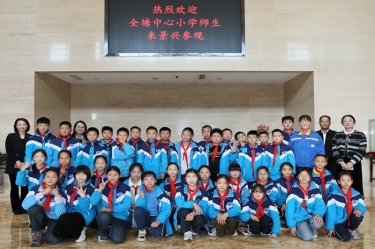 探秘“一张纸”的观光：全塘中心幼学学子走进Z6官网纸业，点燃科学妄想